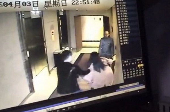 [视频]监控：女子入住北京酒店遭陌生男尾随强行拖拽