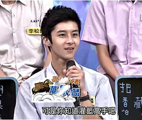 [视频]地铁萌笑男生爆红 系台湾某高校校草