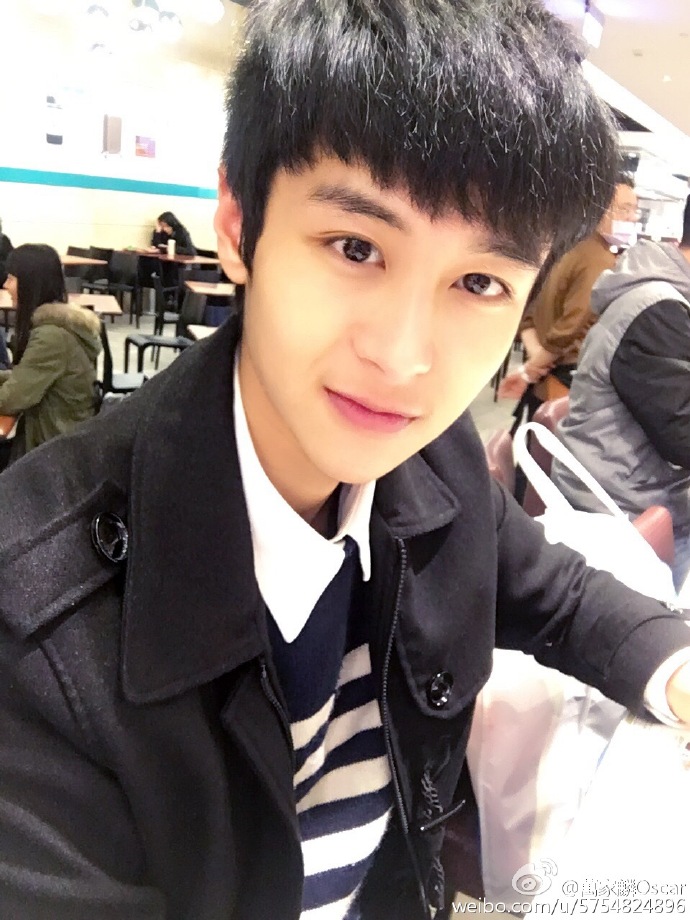 [视频]地铁萌笑男生爆红 系台湾某高校校草