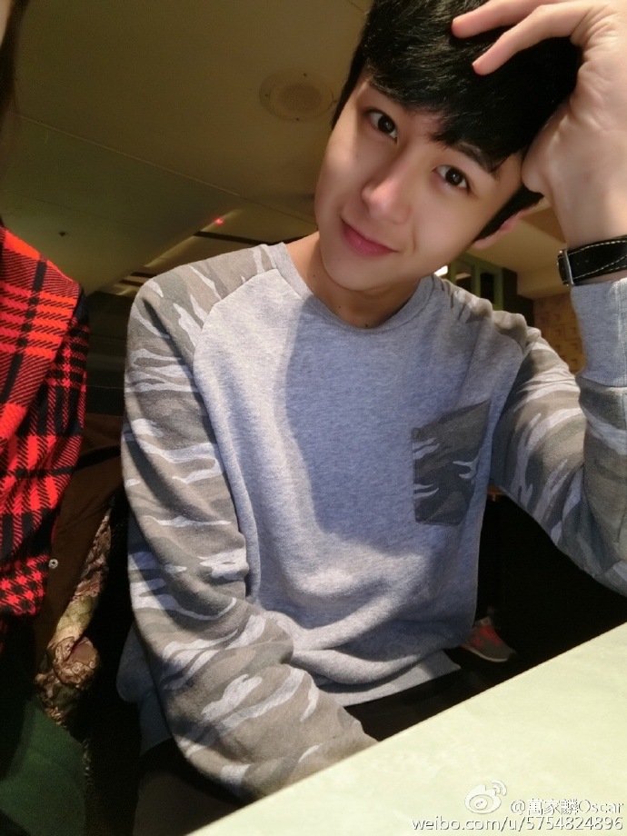 [视频]地铁萌笑男生爆红 系台湾某高校校草