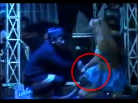 [视频]女歌手被眼镜蛇咬伤 坚持演唱死在台上