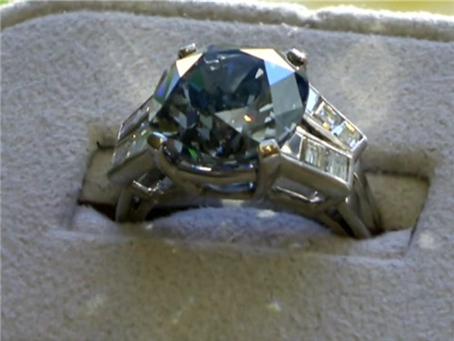 [视频]秀兰邓波儿的巨型彩蓝钻戒