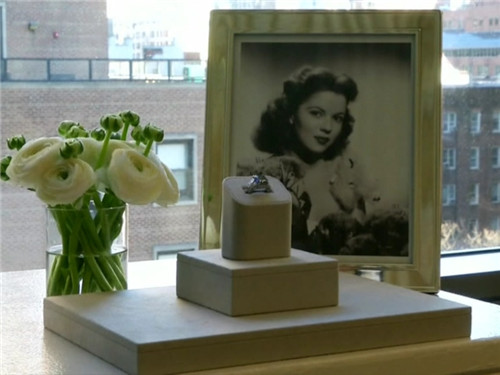 [视频]秀兰邓波儿的巨型彩蓝钻戒