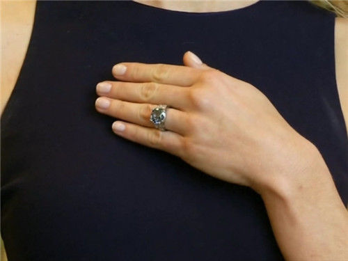 [视频]秀兰邓波儿的巨型彩蓝钻戒