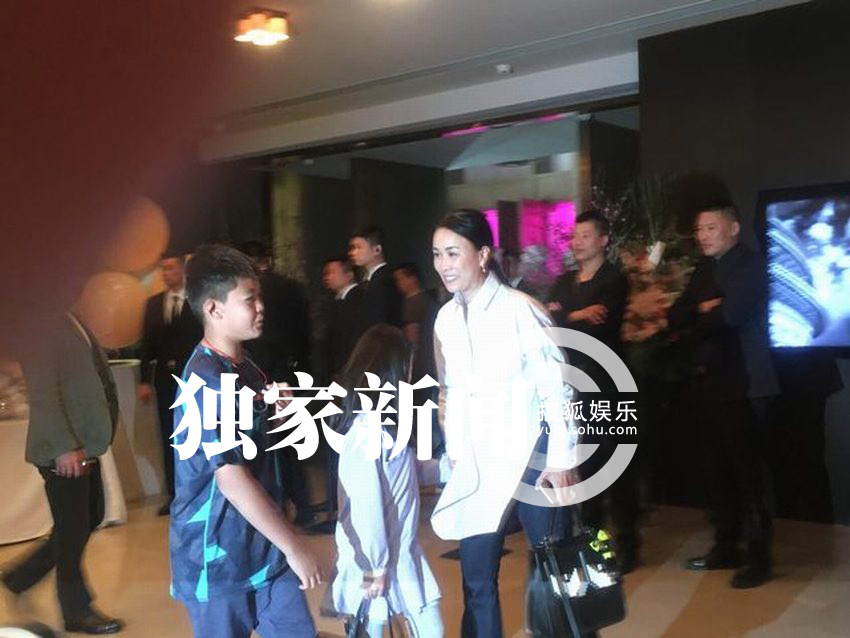 [视频]惊动娱圈半壁江山！章子怡女儿百日宴大咖云集