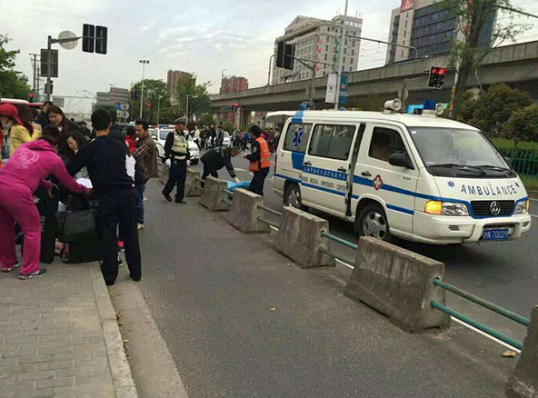 [视频]上海孕妇街头临盆 民警群众合搭人墙遮挡