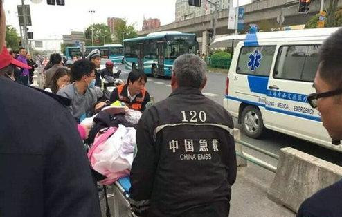 [视频]上海孕妇街头临盆 民警群众合搭人墙遮挡