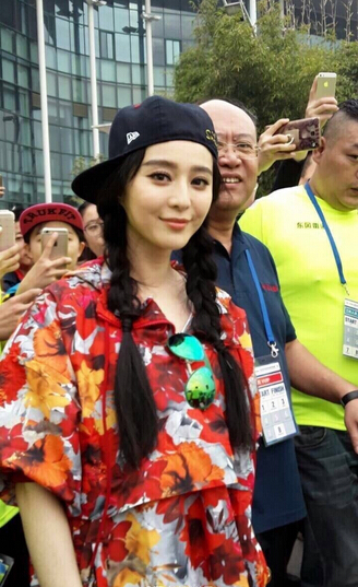 [视频]范冰冰穿花衣跑步画浓妆 挨批“做样子”