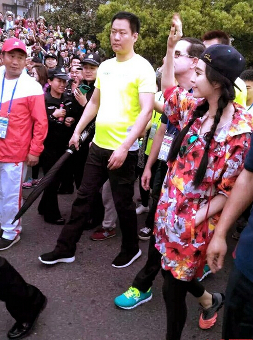 [视频]范冰冰穿花衣跑步画浓妆 挨批“做样子”