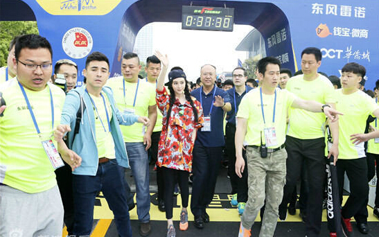 [视频]范冰冰穿花衣跑步画浓妆 挨批“做样子”