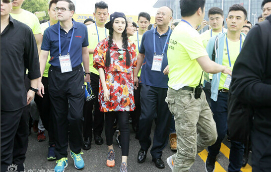 [视频]范冰冰穿花衣跑步画浓妆 挨批“做样子”