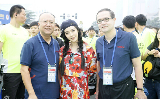 [视频]范冰冰穿花衣跑步画浓妆 挨批“做样子”