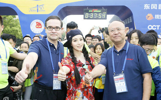 [视频]范冰冰穿花衣跑步画浓妆 挨批“做样子”