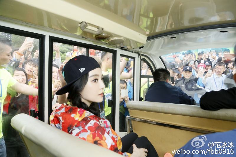 [视频]范冰冰穿花衣跑步画浓妆 挨批“做样子”