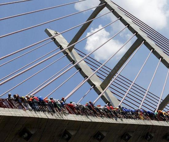 [视频]城会玩！巴西149名蹦极爱好者集体牵手跳桥