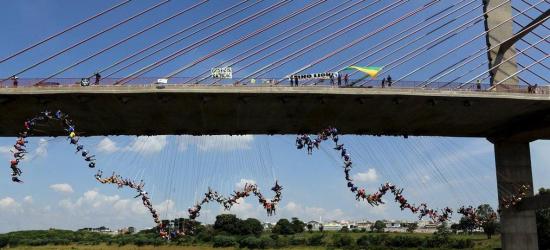 [视频]城会玩！巴西149名蹦极爱好者集体牵手跳桥