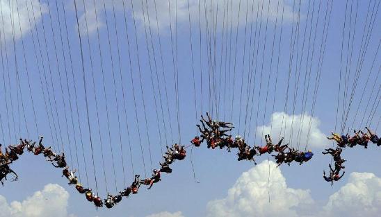 [视频]城会玩！巴西149名蹦极爱好者集体牵手跳桥