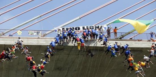 [视频]城会玩！巴西149名蹦极爱好者集体牵手跳桥