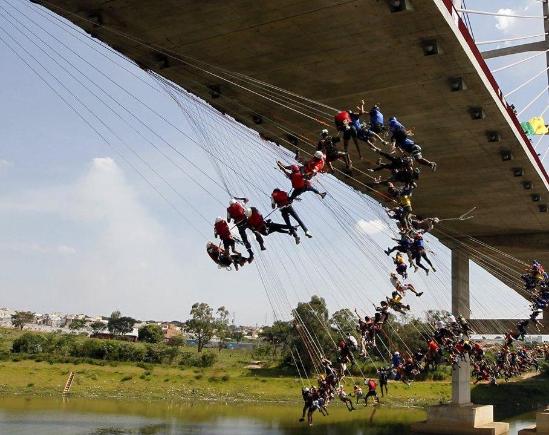 [视频]城会玩！巴西149名蹦极爱好者集体牵手跳桥