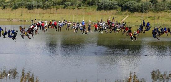 [视频]城会玩！巴西149名蹦极爱好者集体牵手跳桥