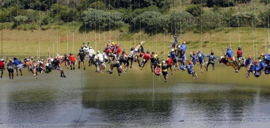 [视频]城会玩！巴西149名蹦极爱好者集体牵手跳桥