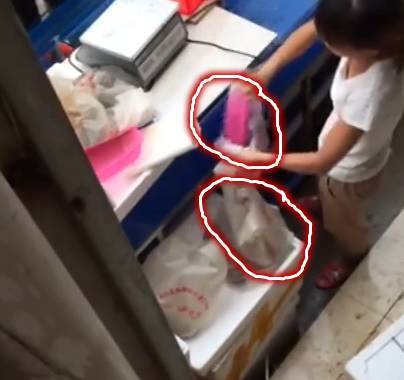 [视频]惊呆了！实拍女商贩1分钟内偷换两次秤