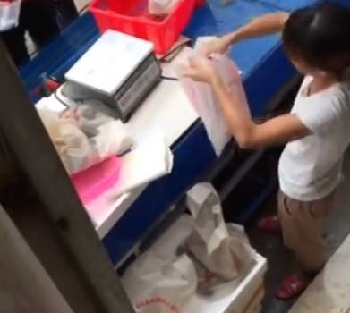 [视频]惊呆了！实拍女商贩1分钟内偷换两次秤