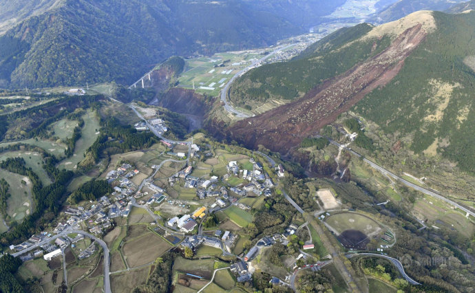 [视频]日本7.3级地震已致11人死亡 古迹熊本城遭损毁