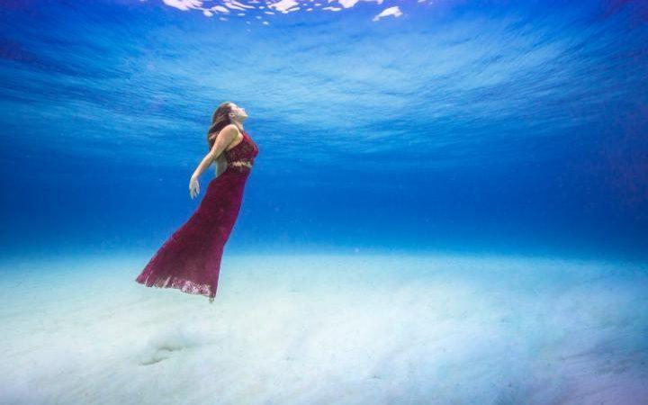 [视频]33岁模特与鲨鱼共舞拍大片 呼吁人们保护鲨鱼