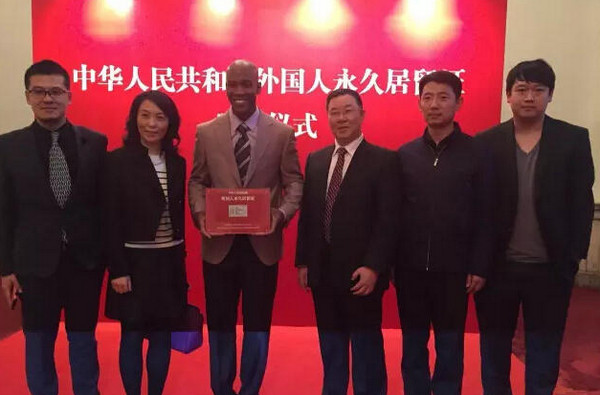 [视频]马布里领取绿卡激动不已 市领导亲自颁发