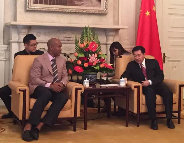 [视频]马布里领取绿卡激动不已 市领导亲自颁发