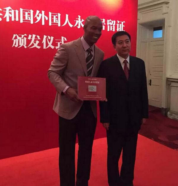 [视频]马布里领取绿卡激动不已 市领导亲自颁发