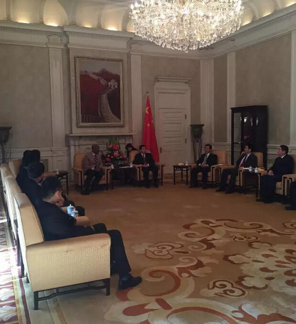 [视频]马布里领取绿卡激动不已 市领导亲自颁发