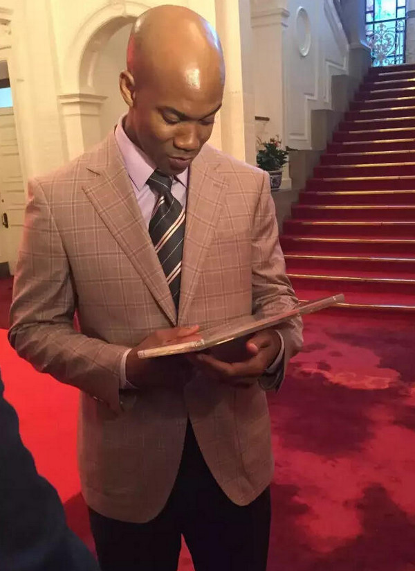 [视频]马布里领取绿卡激动不已 市领导亲自颁发