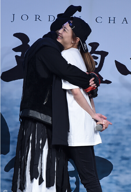 [视频]陈小春新歌会应采儿助阵 当众表白老婆