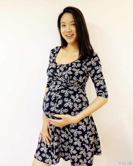 [视频]张梓琳报喜诞下长腿公主 牵手照婚戒抢镜