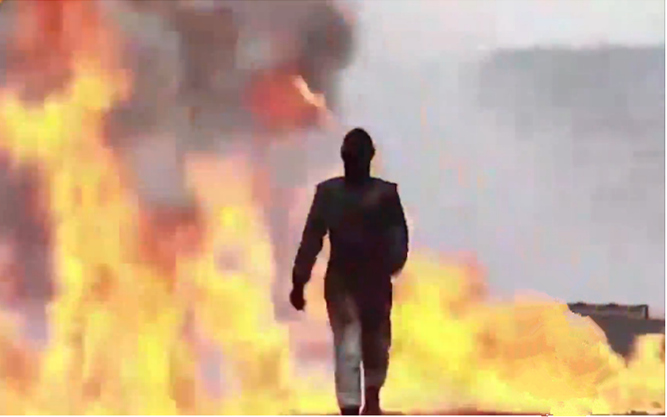 [视频]俄金发女郎穿测试防爆衣步入雷区 毫发未损