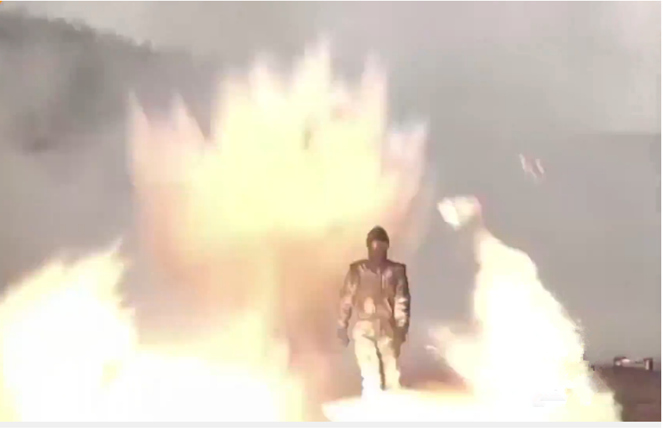 [视频]俄金发女郎穿测试防爆衣步入雷区 毫发未损