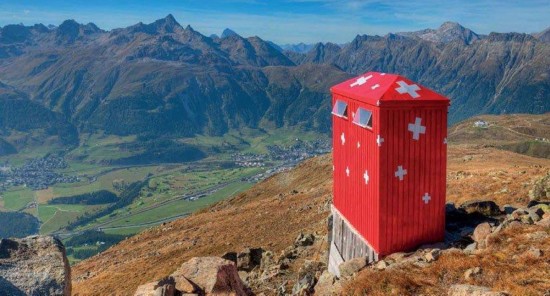 [视频]连上厕所都变得有趣了！世界最奇特公厕推出指南书