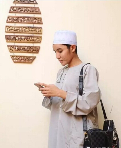 [视频]马来小伙变性成网红 年赚百万后又想当男人