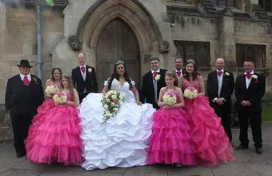 [视频]英国奢华婚纱重达127斤 比新娘还重好奇怎么走路