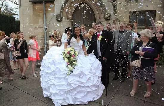 [视频]英国奢华婚纱重达127斤 比新娘还重好奇怎么走路