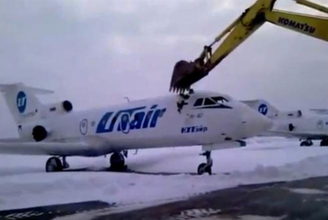 [视频]俄机场员工被开除 怒开挖掘机砸烂客机