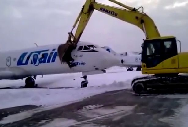 [视频]俄机场员工被开除 怒开挖掘机砸烂客机