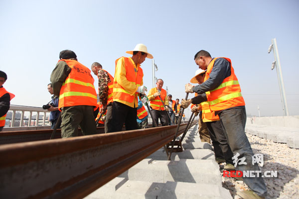 长株潭城际铁路铺轨进长沙 目前铺轨线路已过半