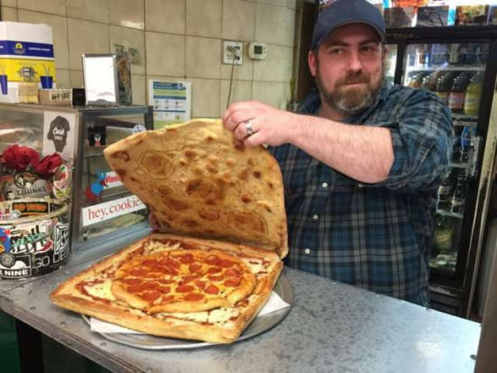 [视频]美国小店推“超环保披萨”：可以连外盒一起吃