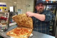 [视频]美国小店推“超环保披萨”：可以连外盒一起吃