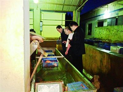 [视频]食品厂回收死虾加工成虾仁 负责人：它没死只是脑死亡