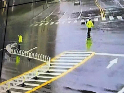 [视频]辽宁大连：狂风肆虐 护栏被吹成“S”型