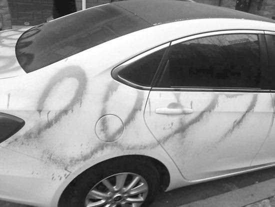 [视频]哈尔滨：求婚别出心裁 向女友车辆喷彩漆